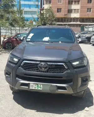 Photo - Toyota Hilux 2022 Beige
