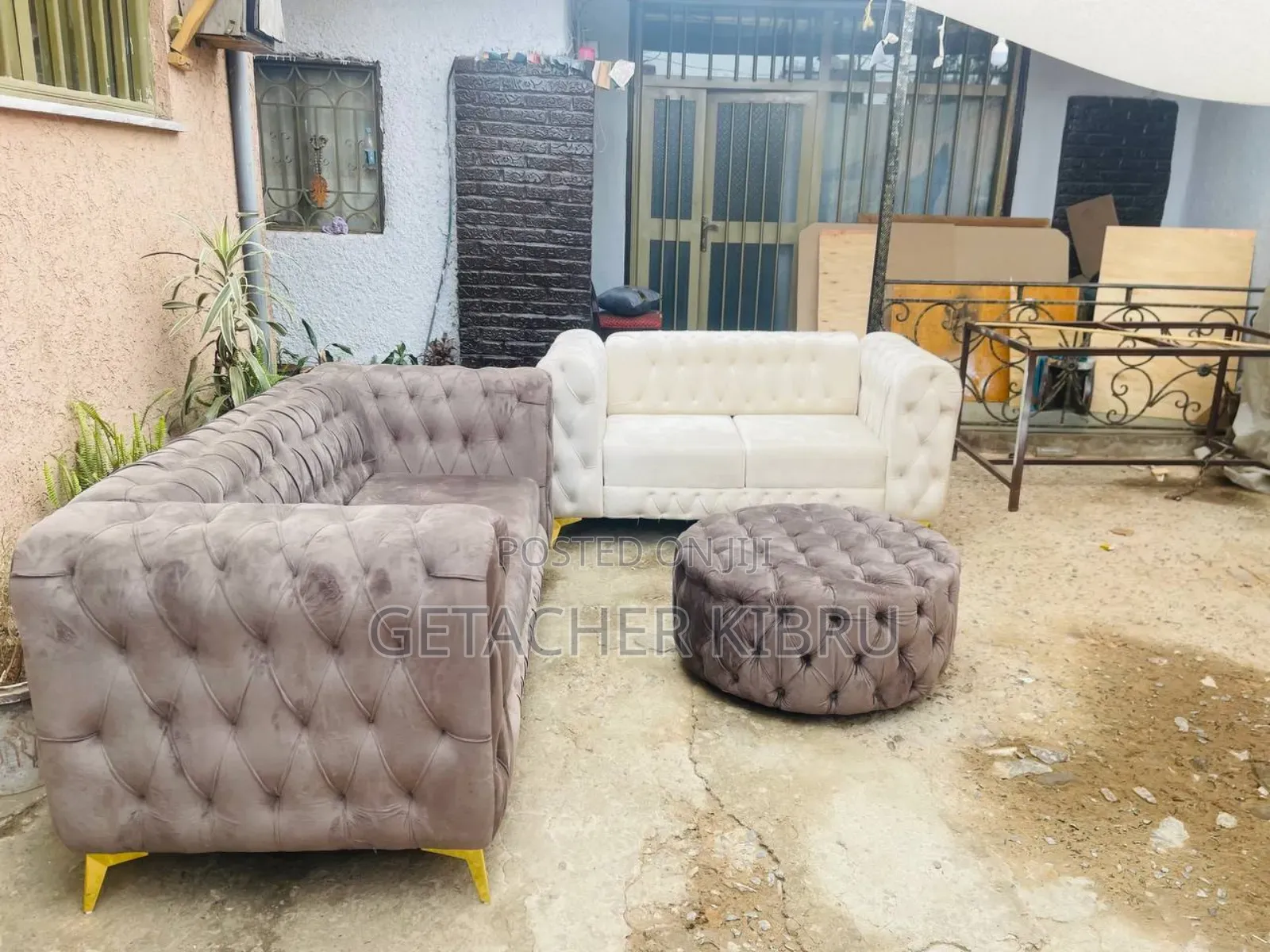 አስቸኳይ የምሸጥ ሶፋ