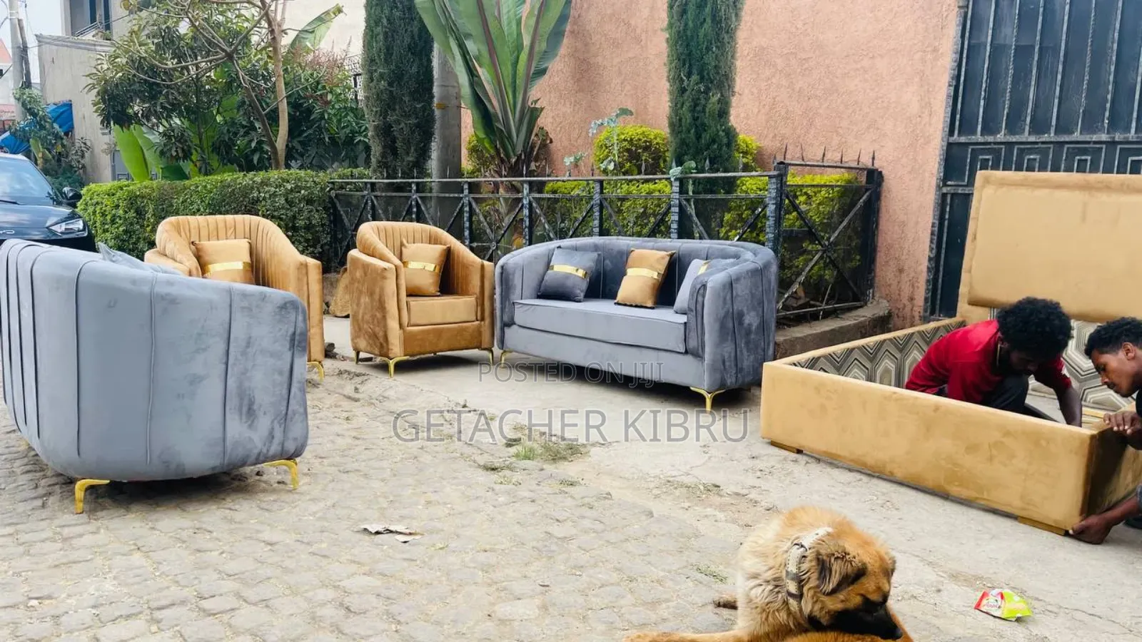 አስቸኳይ የምሸጥ ሶፋ