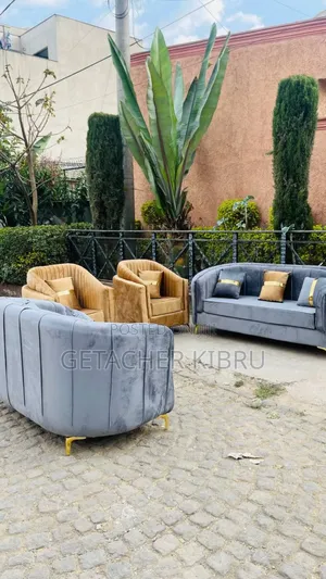 አስቸኳይ የምሸጥ ሶፋ