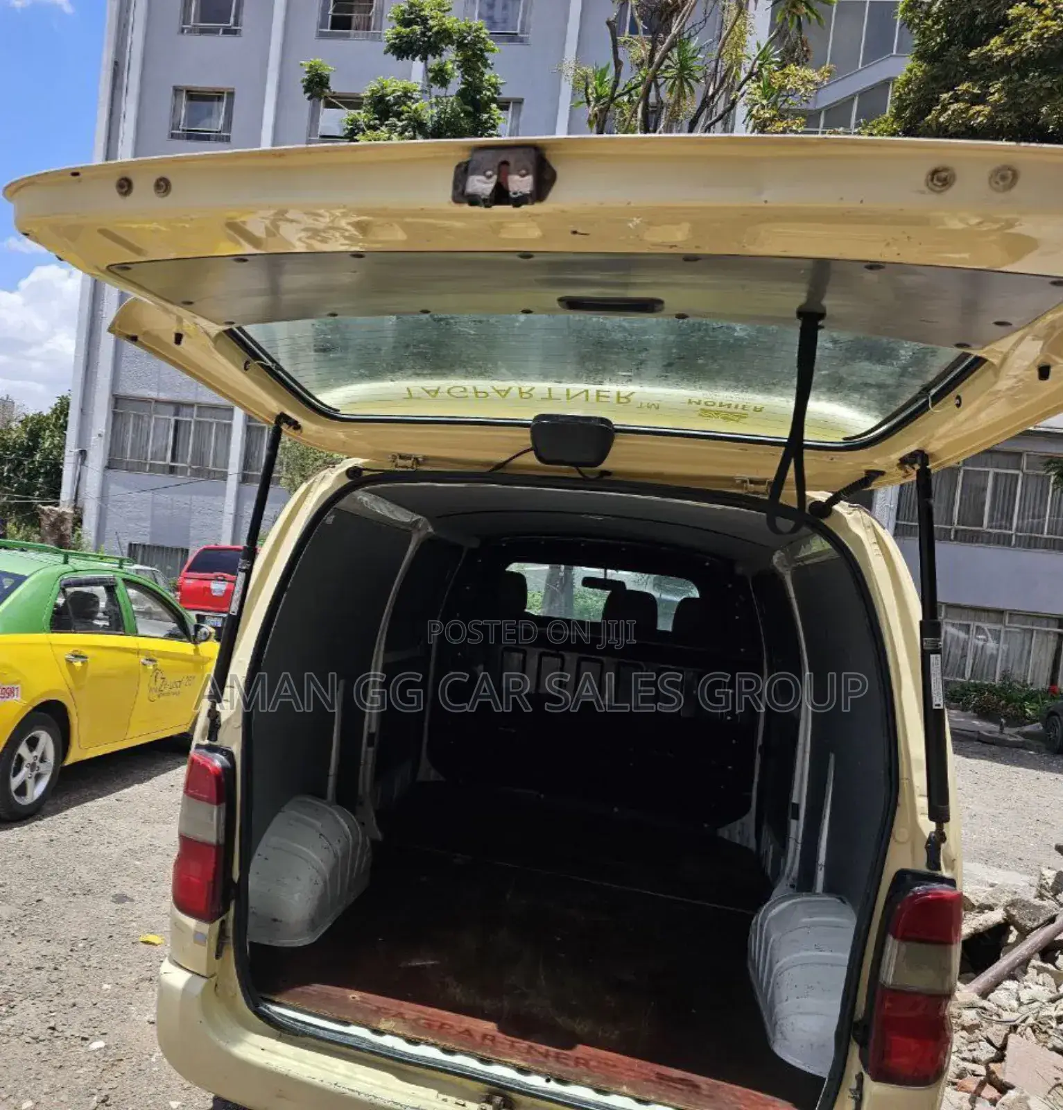 Toyota HiAce 2010 Orange