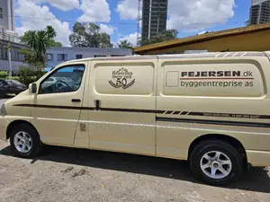 Toyota HiAce 2010 Orange