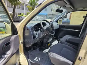 Toyota HiAce 2010 Orange