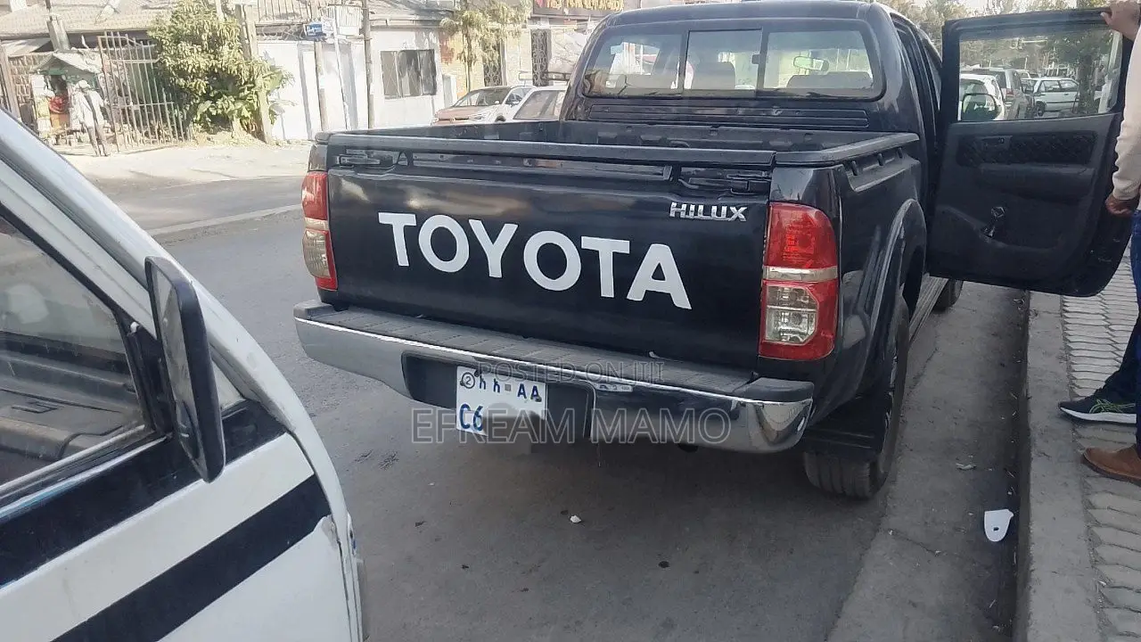 Toyota Hilux 2015 Black