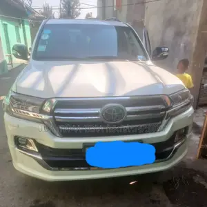Photo - Toyota Land Cruiser 2020 White