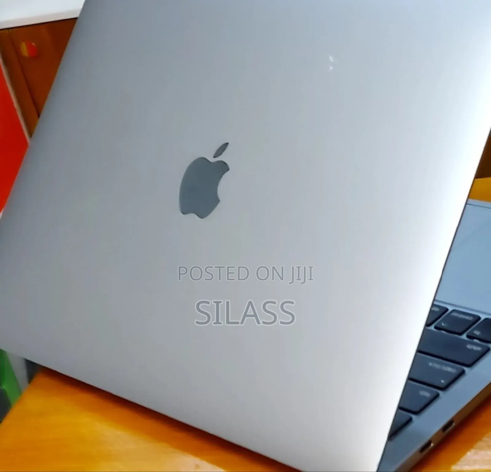 New Laptop Apple MacBook Pro 2022 M2 8GB Apple M2 SSD 256GB