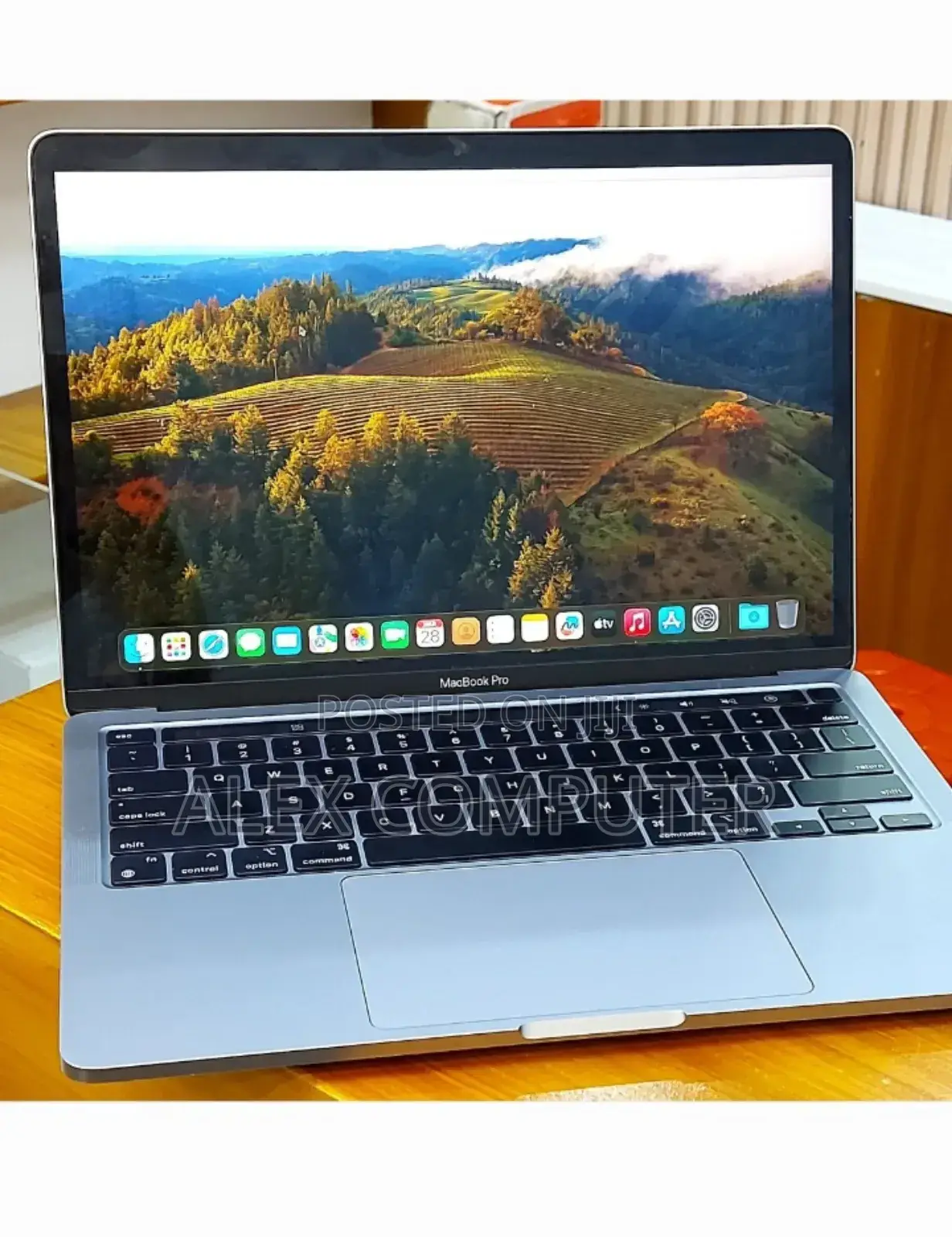 New Laptop Apple MacBook Pro 2022 M2 8GB Apple M2 SSD 256GB