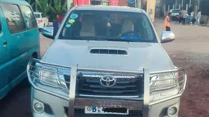 Photo - Toyota Hilux 2014 Gold