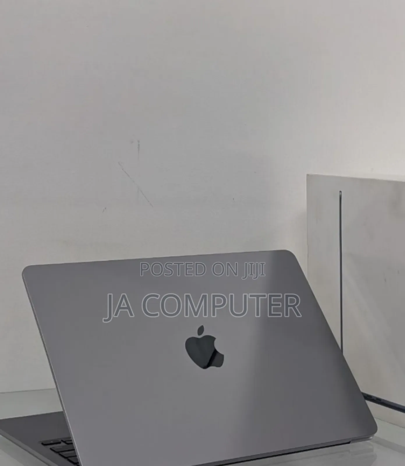 New Laptop Apple MacBook Air 2024 M3 13-Inch 16GB Apple M3 SSD 256GB