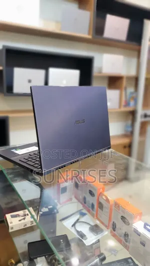 New Laptop Asus UL30A 16GB Intel Xeon SSD 512GB
