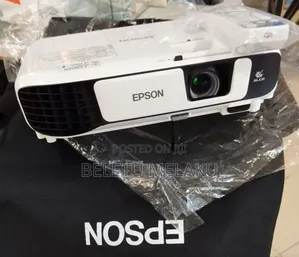 Epson Projector With Bag and Remote Mode