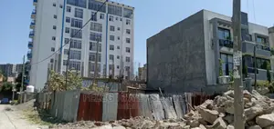 የሚሸጥ ፈራሽ ቤት ያለው ቆንጆ ቦታ