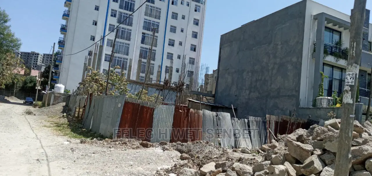 የሚሸጥ ፈራሽ ቤት ያለው ቆንጆ ቦታ