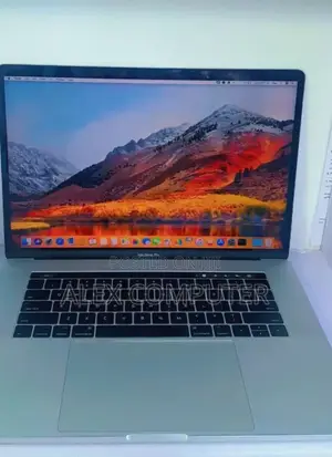New Laptop Apple MacBook Pro 2017 16GB Intel Core I7 SSD 256GB