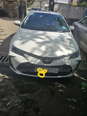 Photo - Toyota Corolla 2022 White