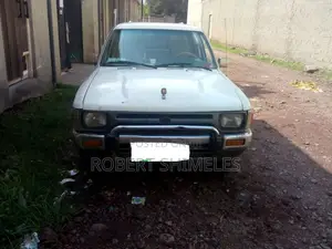 Toyota Hilux 1990 White