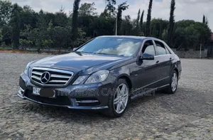 Photo - Mercedes-Benz E200 2012 Gray