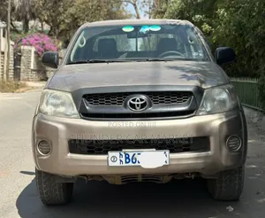 Toyota Hilux 2010 Gold