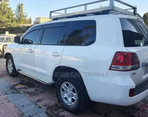 Toyota Land Cruiser 2010 White