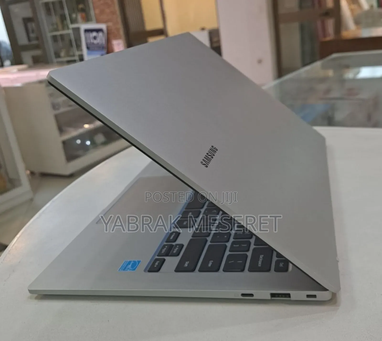 New Laptop Samsung 4GB SSD 128GB