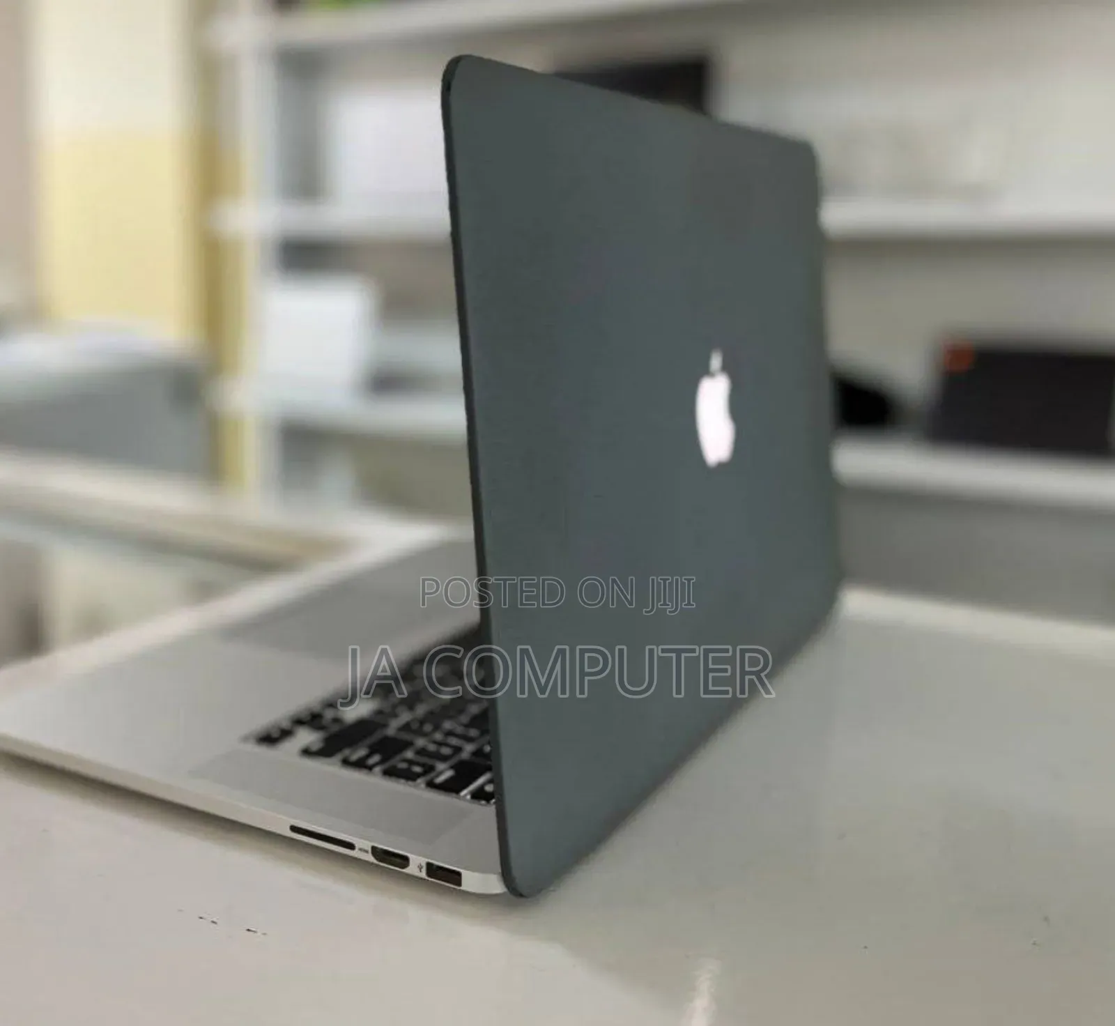 New Laptop Apple MacBook Pro 2015 8GB Intel Core I7 SSD 256GB