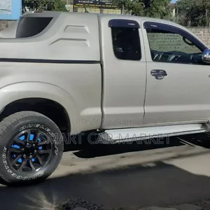 Toyota Hilux 2014 Gray