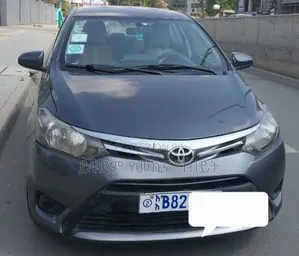 Photo - Toyota Yaris 2014 Gray