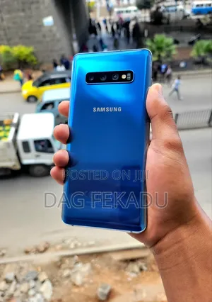 Photo - Samsung Galaxy S10 Plus 128 GB Blue