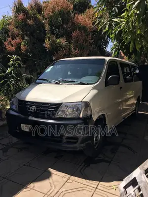 Toyota HiAce 2005 White