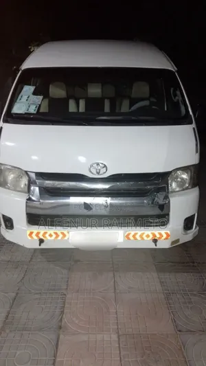 Photo - Toyota Grand HiAce 2016 White