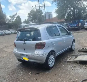 Photo - Toyota Vitz 2002 Silver