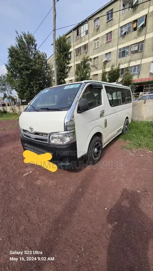 Photo - Toyota HiAce 2010 White