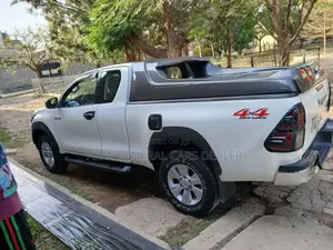 Toyota Hilux 2016 White