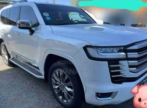 Photo - Toyota Land Cruiser 2022 White
