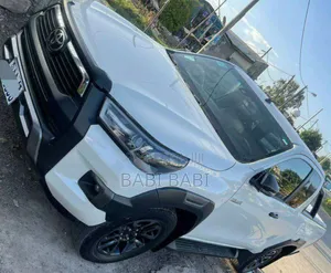 Photo - Toyota Hilux 2022 White