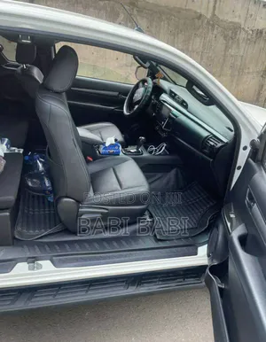 Toyota Hilux 2022 White