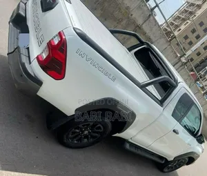 Toyota Hilux 2022 White