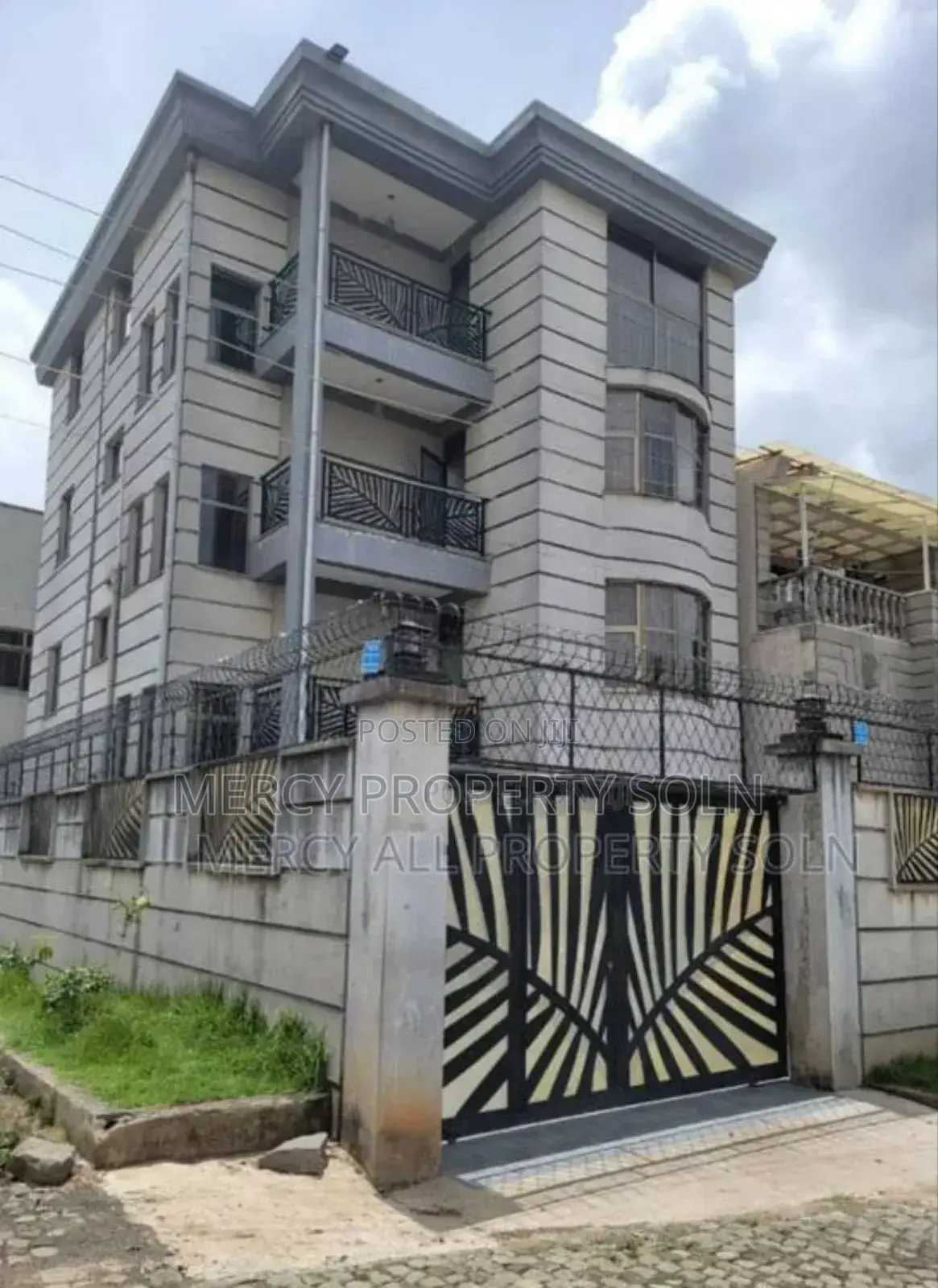 8bdrm House in Bole for sale