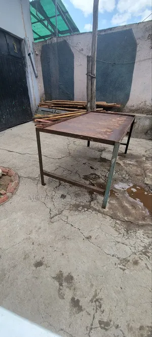 የፍብሪካ ጠረጴዛ/ Industrial Table
