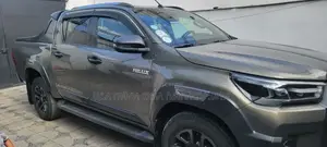 Photo - Toyota Hilux 2021 Green
