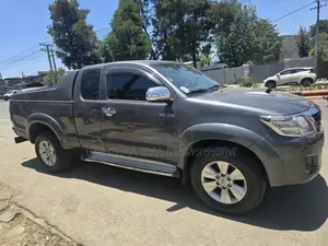 Photo - Toyota Hilux 2015 Beige
