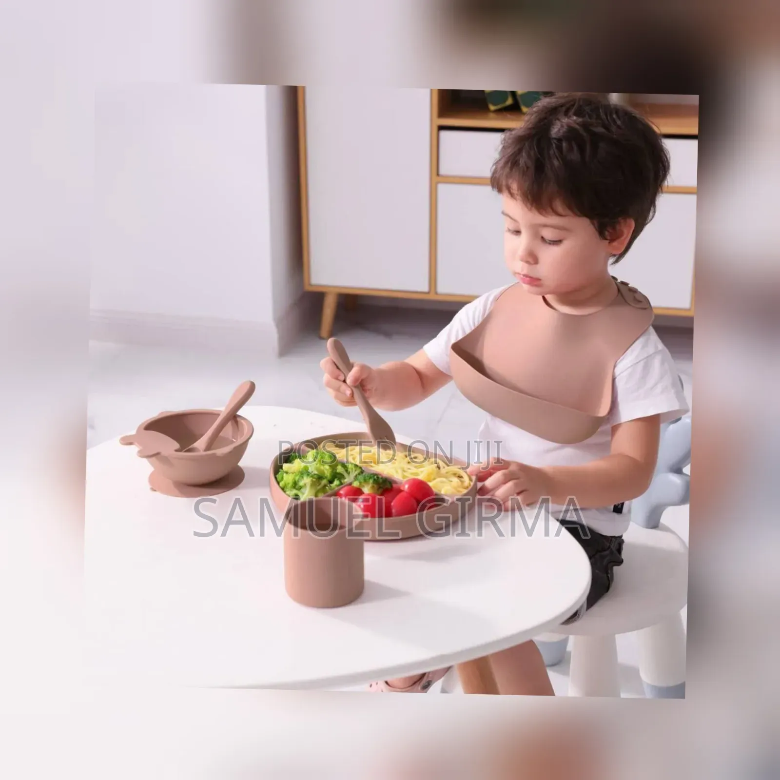 ከሲልከን የተሰራ የልጆች መመገቢያ ሙሉ ሴት