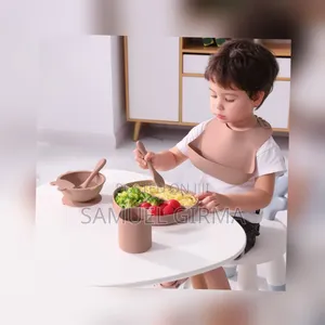 Photo - ከሲልከን የተሰራ የልጆች መመገቢያ ሙሉ ሴት