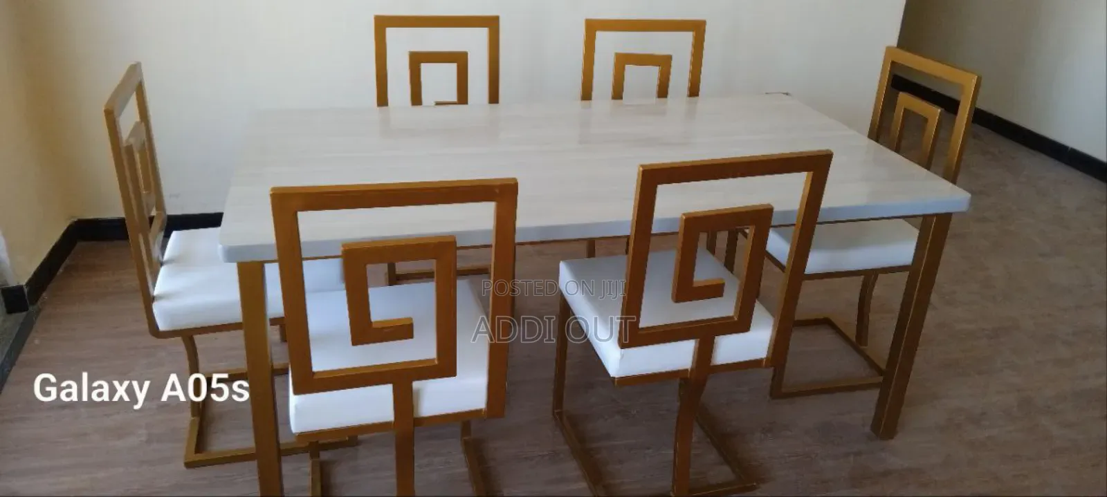 የመመገቢያ ጠረጴዛ ከነወንበሮቻቸው