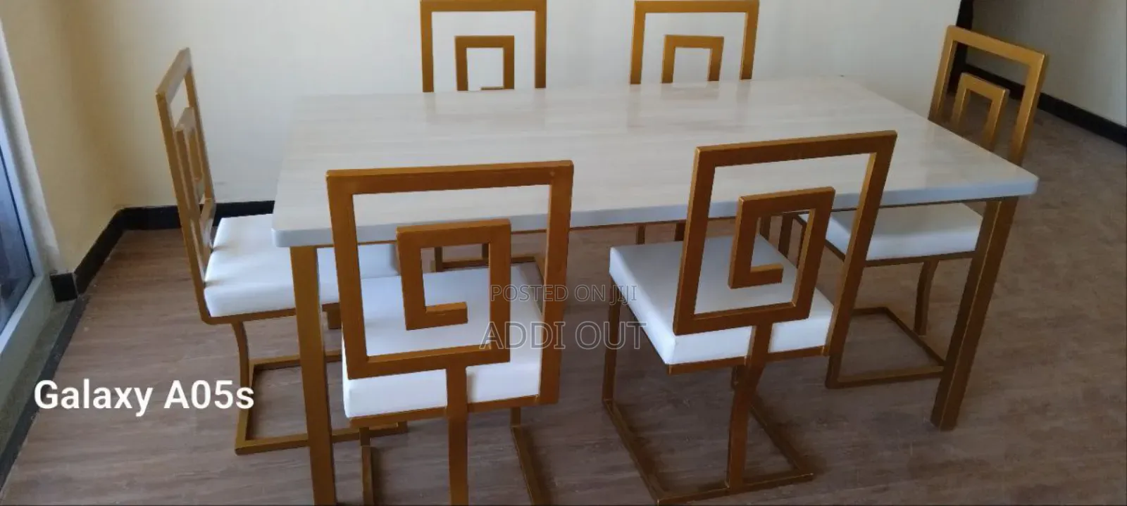 የመመገቢያ ጠረጴዛ ከነወንበሮቻቸው