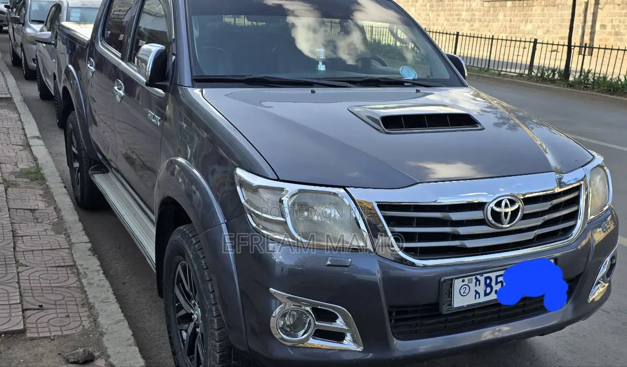 Toyota Hilux 2014 Gray