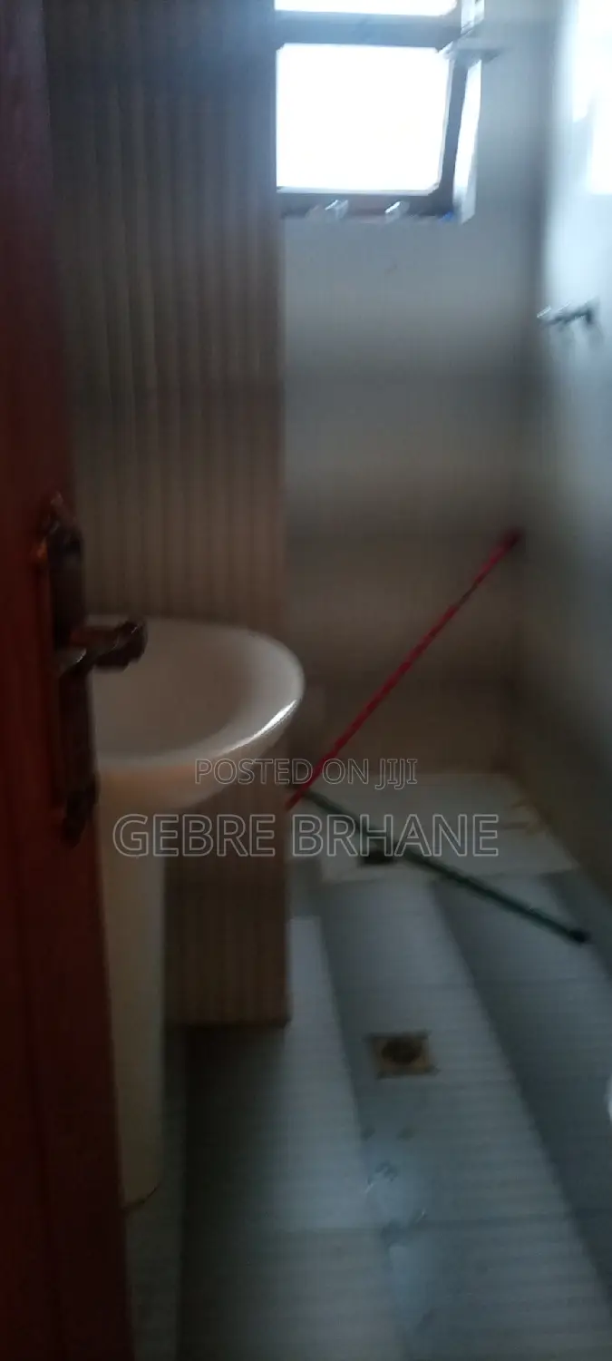 5bdrm Apartment in Apartment, Yeka for rent