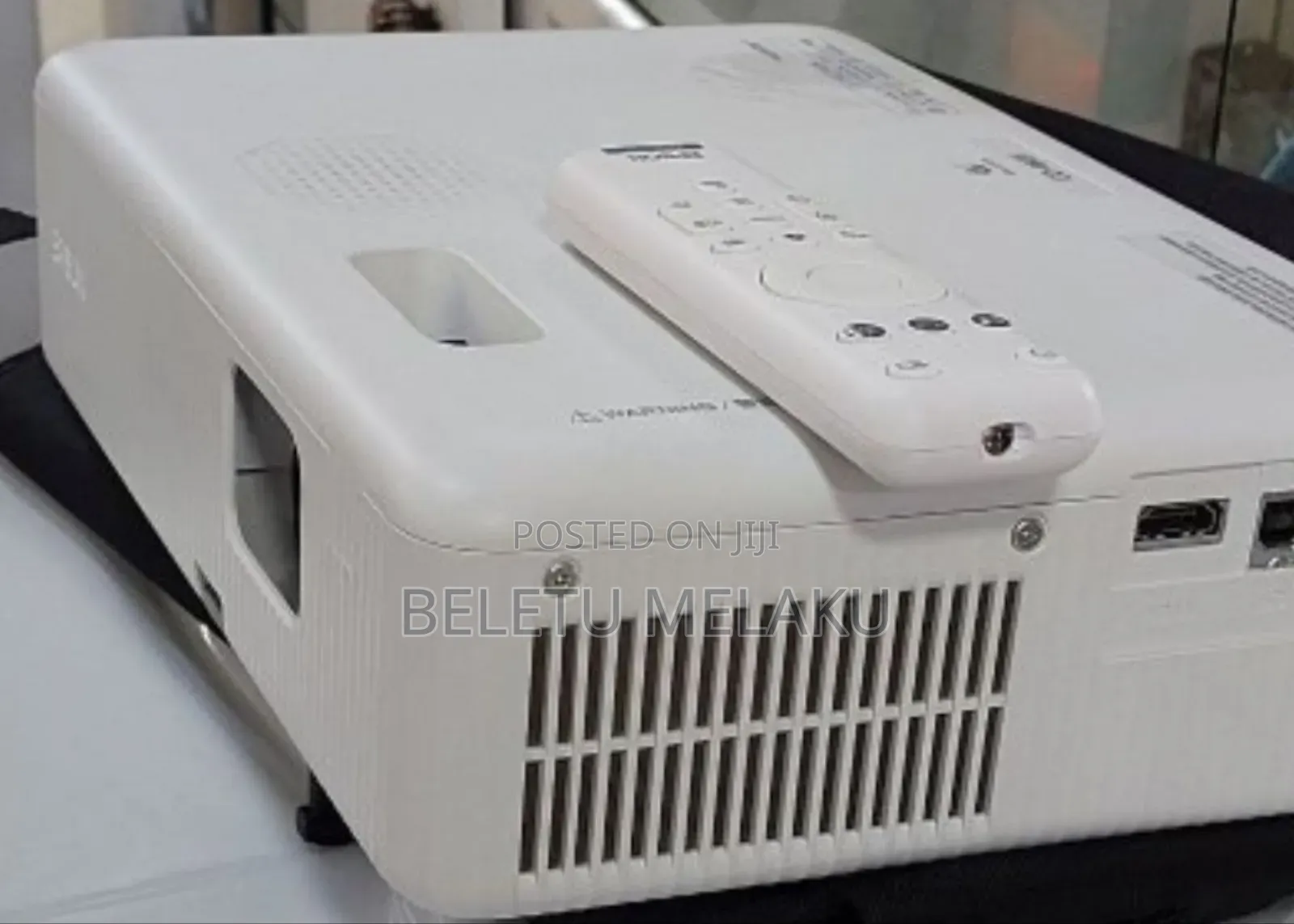 Brand New Epson Projector Co-W01 With Bag and Remote Epso