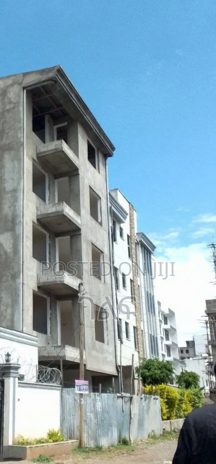 አስችኳይ ሽያጭ በቻክ ደረጃ የሚጀኝ G+4 ቤት አያት አካባቢ