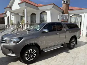 Photo - Toyota Hilux 2018 Brown